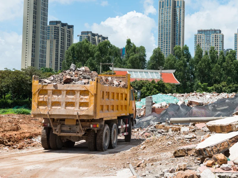 detriti-di-cantiere-dentro-a-cassone-camion