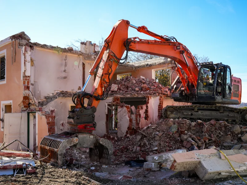 escavatore-demolisce-casa-in-disuso escavatore-demolisce-casa-in-disuso