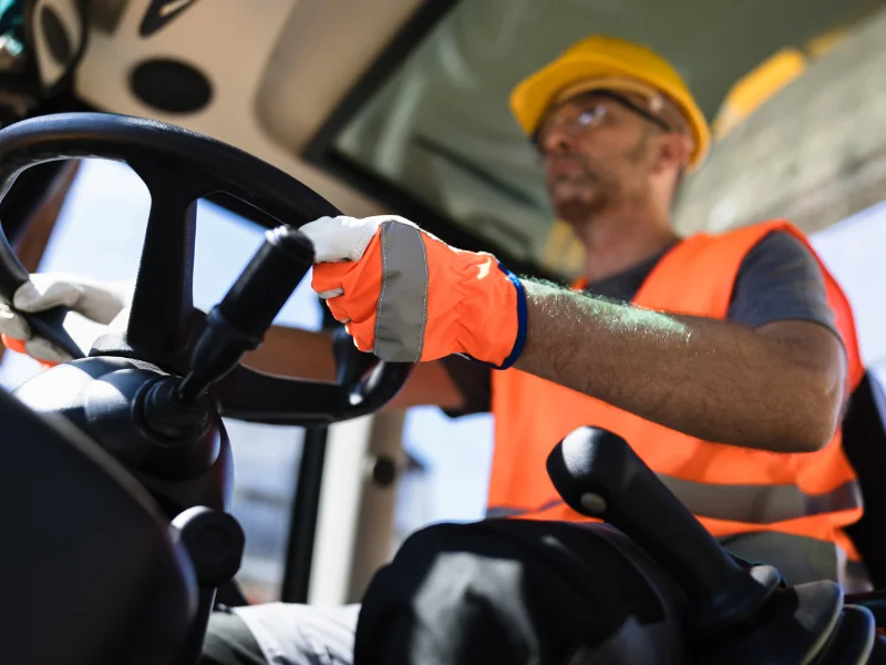 operaio-lavora-in-sicurezza-su-escavatore